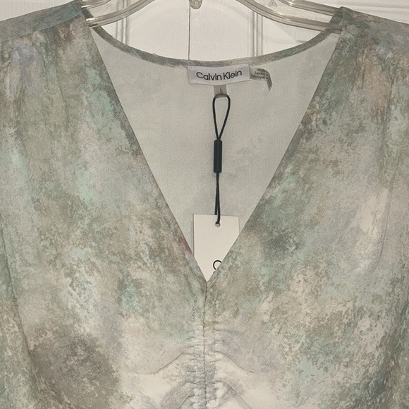 CALVIN KLEIN
Print Ruched V Neck Top - Picture 4 of 16